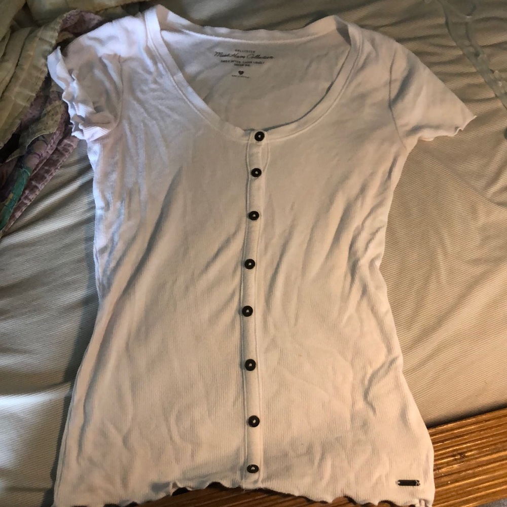 Form fitting Hollister short sleeve shirt.